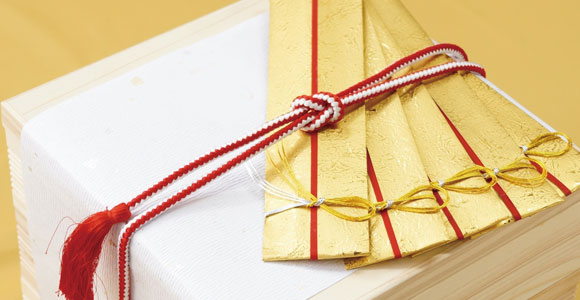 桐でできた雛人形の収納ケース